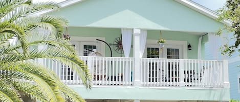 A raised home, it brings gently breezes to the deck. Great place to relax in the hanging chair, the hammock, or on the comfortable love seat. Or...dine out!  Just 1 block from the beautiful white-sand beach and the Gulf of Mexico.