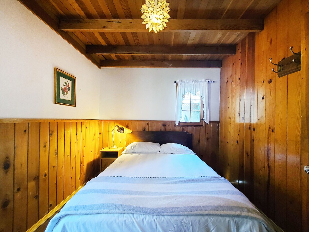 Hanna’s Cabin – 1 bedroom, loft 1 bathroom