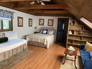 Spacious Studio with Queen bed, daybed and twin sized trundle