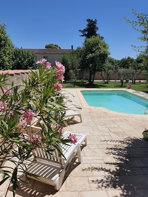 Vue de cÎté de la piscine