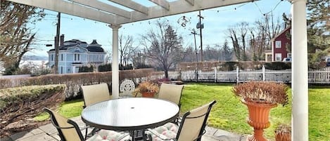 Gorgeous views of Hudson River, Cuomo bridge and beautiful wrap around garden 