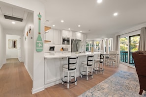 The Turtle Cove - Breakfast Bar and Open Kitchen