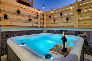 Relax in the hot tub with privacy screen after a long day on the parkway.
