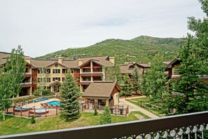 Pool & Mountain views
