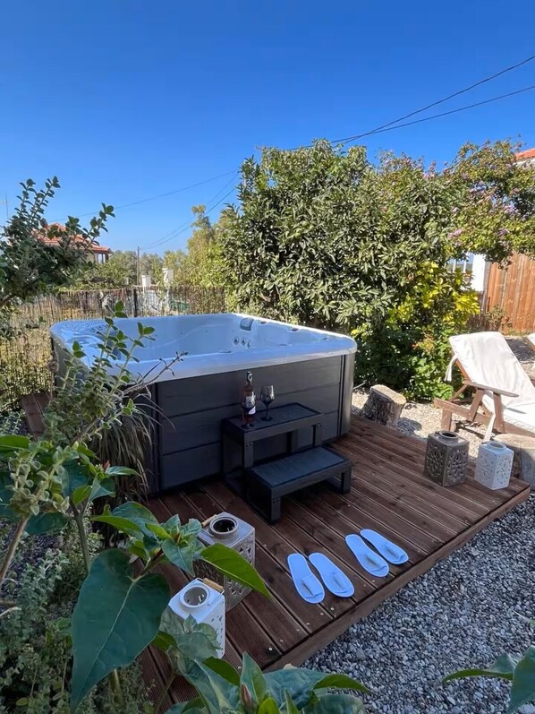 Outdoor spa tub