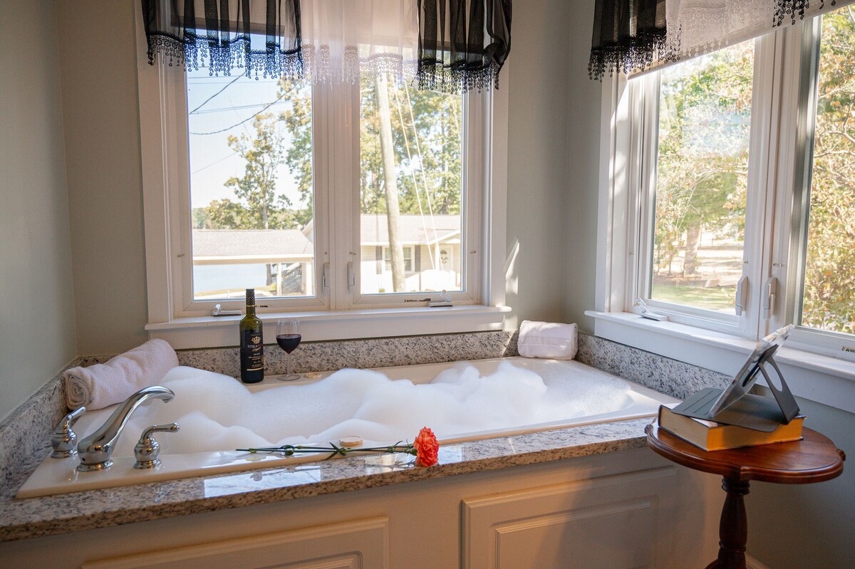 Sunset Cove-Waterfront private dock, kayaks, your lake home!