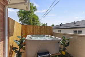 Enjoy the Hot-Tub, Savor Grilled Goodness, and Lounge in Comfort! 🌅🔥🛋️