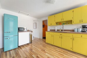 The place was well stocked with "coffee/creamer, etc. It was nice to have a full set of dishes/utensils and not just an assortment of garage sale finds. I would stay here again"

-Bradley, March 2023