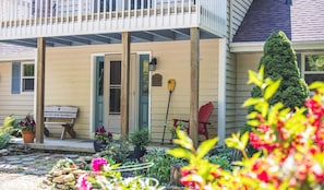 Entrance & porch from driveway.