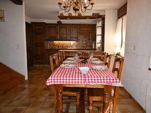 Furniture, Table, Property, Building, Wood, Chair, Kitchen & Dining Room Table, Interior Design, Flooring, Kitchen