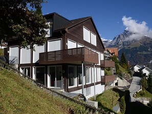 Bâtiment, Ciel, Nuage, Fenêtre, Plante, Paysage Naturel, Arbre, Maison, Montagne, Bois