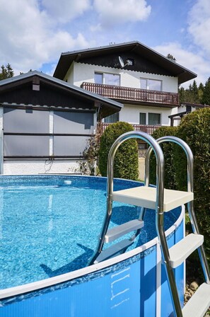 L'Eau, Nuage, Ciel, Propriété, Bâtiment, Piscine, Bleu Azur, Mobilier De Jardin, Balancelle, Loisir