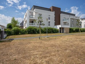 Sky, Cloud, Building, Plant, Window, Land Lot, Tree, Urban Design, Grass, Neighbourhood