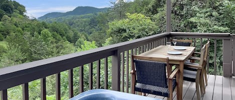 Relax & unwind. Great hot tub with mountain view. Table for peaceful meal, drinks, & games