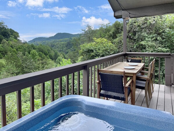 Relax & unwind. Great hot tub with mountain view. Table for peaceful meal, drinks, & games