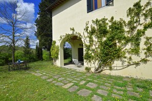 Der private ausgestattete Garten vor der Loggia