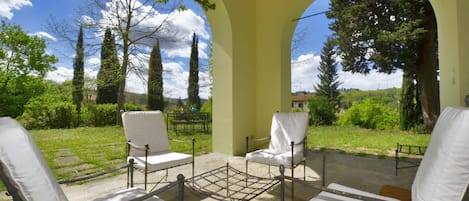 The private exclusive loggia open on the equipped garden
