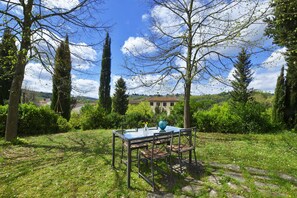 Der ausgestattete Privatgarten mit Blick auf die umliegenden Hügel