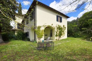 The private equipped garden in front to the entrance loggia
