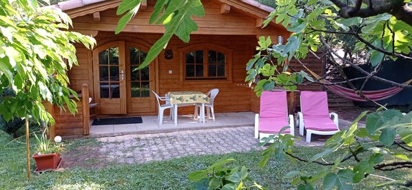 Chalet bois terrasse et jardin, transats
coin repas extérieur