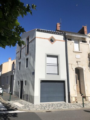 Maison d’angle avec son garage rare dans la ville 