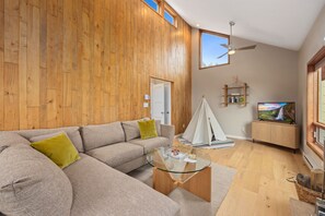 Indoors, Home Decor, Furniture, Living Room, Hardwood