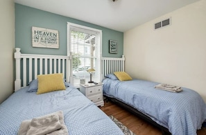 Guest bedroom w/ 2 Twin beds, ROKU TV,  and closet