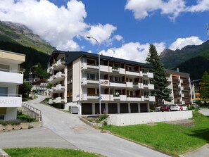 Wolke, Himmel, Pflanze, Gebäude, Fenster, Berg, Baum, Grundstueck, Urban Design, Steigung