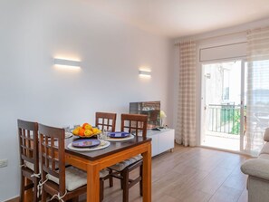 Propriété, Meubles, Table, Bois, Chaise, Design Intérieur, Sol, Sol, Dur, Immobilier