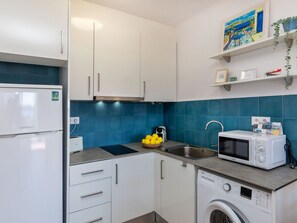 Cabinetry, Evier, Propriété, Comptoir, Appareil De Cuisine, Cuisine, Produit, Électroménager, Évier, Cuisinière