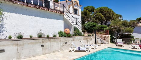 Water, Sky, Building, Plant, Property, Swimming Pool, Azure, Tree, Window, Shade