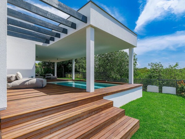 Propriété, Ciel, Plante, Bois, Ombre, Nuage, Design Intérieur, Rectangle, Immobilier, Toit