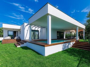 Ciel, Plante, Bâtiment, Nuage, Bleu Azur, Ombre, Rectangle, Arbre, Maison, Herbe