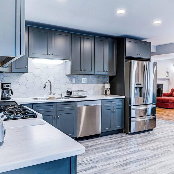 How’s this for a great kitchen in which to prepare snacks and meals!