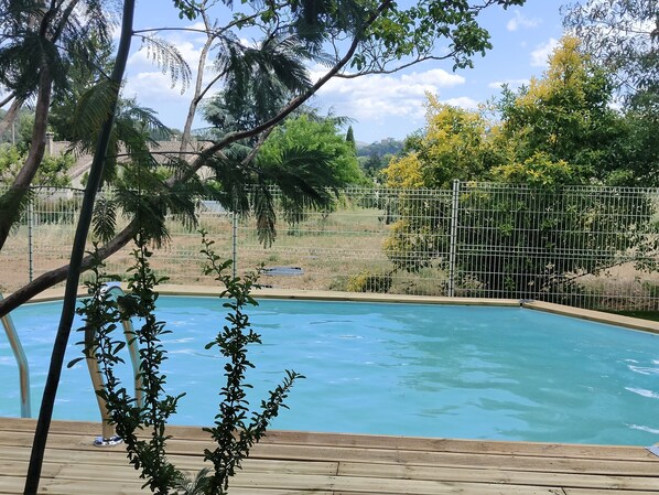 La piscine chauffée avec vue sur le château d'Aubenas et le dôme Saint-Benoît