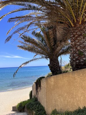 dahinter die Strandbar des Hausstrandes