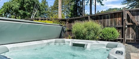 Brand New Hot Tub! Relax under a Million Stars!