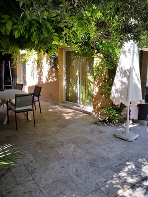 Terrasse en travertin à l ombre d une glycine 