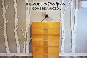 "The Modern Tree House"
2,100 Sq.Ft. Open Plan
3 Bedroom (4 Beds) / 2 Bathroom