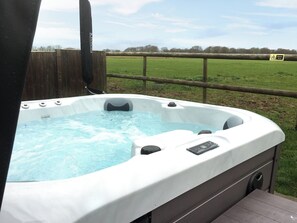 Hot tub | Horseshoe Cottage - Old Chalksole Cottages, Alkham, near Dover