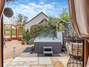 Hot tub | Easthorpe Retreat - Winter Cottages, Easthorpe, near Colchester