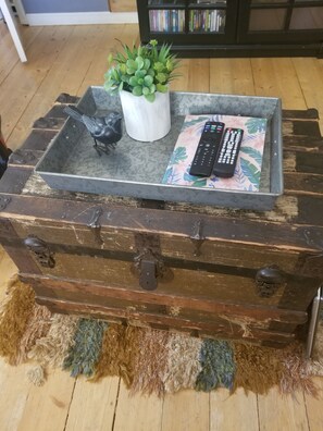 Livingroom: Please sign our guestbook :)