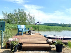 Fish, read a book or just sit with your morning coffee out on the waterside deck. Or why not take the boat out and visit the nearby attractions.