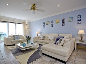 Living area | Thatcher’s Rock Heights, Torquay