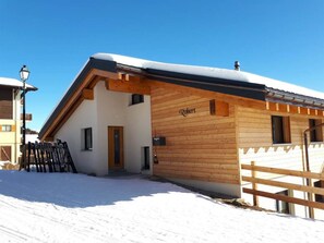 Sky, Building, Window, Snow, House, Shade, Wood, Slope, Cottage, Tree