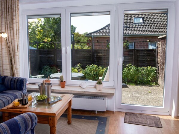 Plant, Furniture, Couch, Window, Table, Building, Houseplant, Wood, Shade