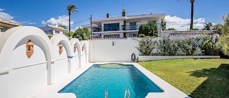 Agua, Cielo, Propiedad, Edificio, Azur, Árbol, Sombra, Piscina, Arquitectura, Arecales