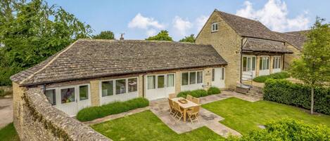 The Byre Garden - StayCotswold