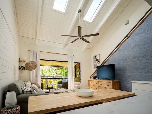 Bright, airy Maui loft with island vibes! Vaulted ceilings, a private lanai, and tropical charm—your perfect escape for sun, relaxation, and adventure.