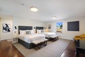 Large room with 2 queen size beds